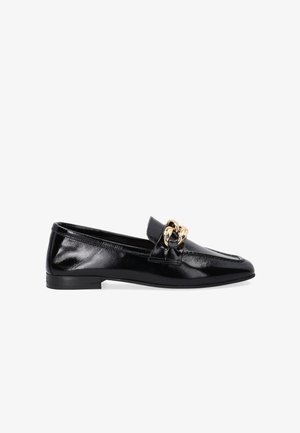 Mocassin en cuir verni noir avec petit talon et détail chaîne dorée sur le dessus, vu de profil sur fond blanc.