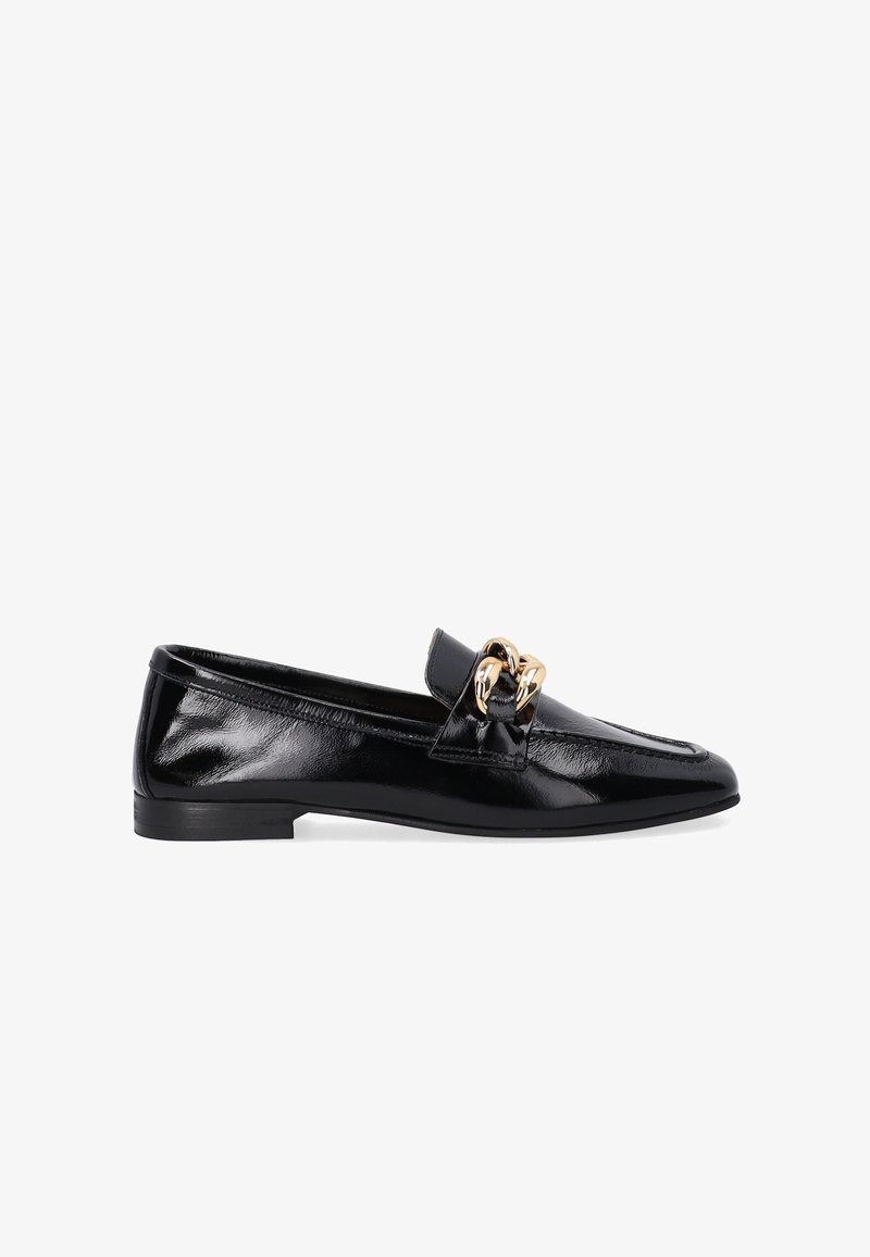 Mocassin en cuir verni noir avec petit talon et détail chaîne dorée sur le dessus, vu de profil sur fond blanc.