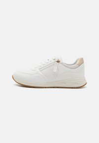 Sneaker bianco con pannelli perforati, pelle liscia, dettagli in cuoio e suola in gomma. Presenta lacci e una zip laterale.