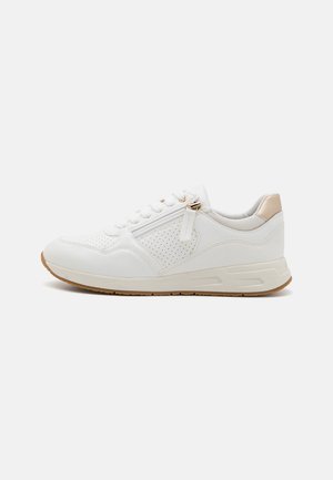 Sneaker blanche avec des panneaux perforés, en cuir lisse, avec des accents marron et une semelle en caoutchouc. Présente des lacets et un détail zippé sur le côté.