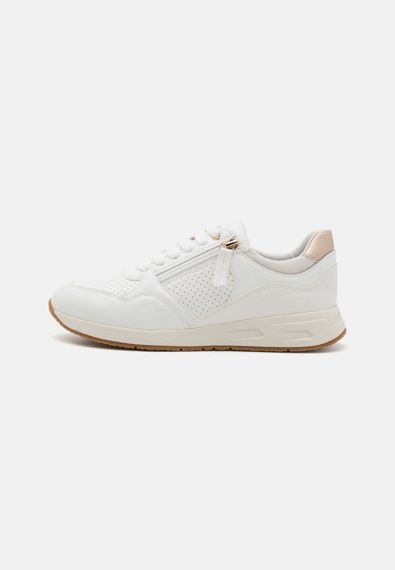 Sneaker bianco con pannelli perforati, pelle liscia, dettagli in cuoio e suola in gomma. Presenta lacci e una zip laterale.
