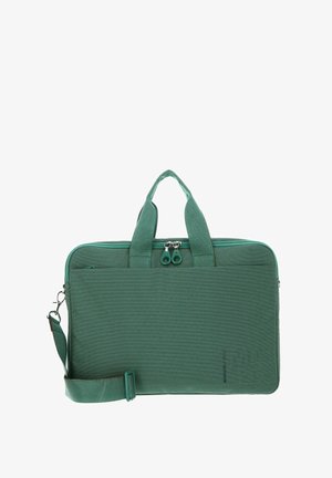 Sacoche d'ordinateur portable en textile vert avec deux poignées supérieures, bandoulière réglable, fermeture à glissière et détail de logo discret. Surface texturée.