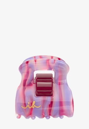 Petite barrette en plastique avec un motif marbré violet et rose et des initiales dorées "ib" à l'avant.