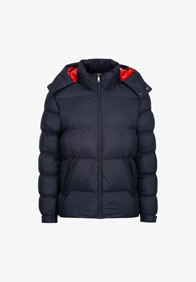 Marineblaue Daunenjacke mit hohem Kragen, roten Akzentnähten, Reißverschluss und zwei seitlichen Reißverschlusstaschen. Verfügt über gerippte Bündchen und Kapuze.