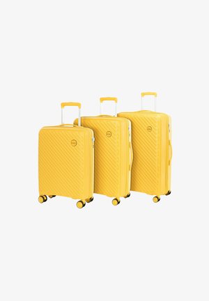 Tres maletas amarillas con un patrón texturizado de rayas diagonales, carcasa de plástico rígido, asas retráctiles y cuatro ruedas negras cada una.