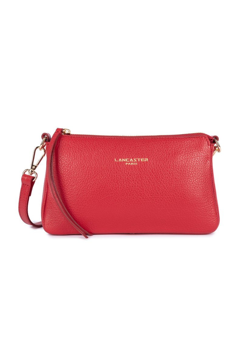 Borsa a tracolla rossa in pelle con superficie texturizzata, marchio in oro e tracolla removibile, dotata di chiusura con zip nella parte superiore.