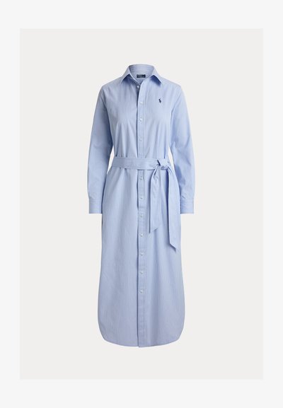 Robe-chemise bleu clair à manches longues avec col, fermeture boutonnée sur le devant, ceinture à la taille et rayures verticales. Présente un petit logo sur la poitrine.