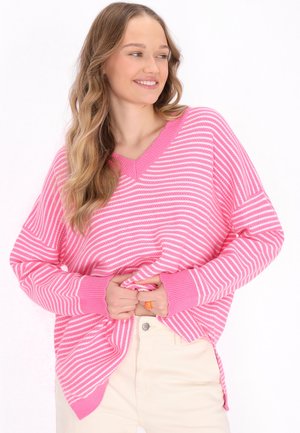 Maglione a righe rosa e bianche con scollo a V, vestibilità rilassata e polsini a costine. Il materiale sembra morbido e strutturato.