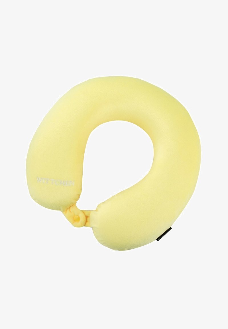 Almohada cervical en forma de U de color amarillo, hecha de tela suave, con una textura lisa y un conector de plástico para asegurarla. Logo "WIT CHEN" bordado.