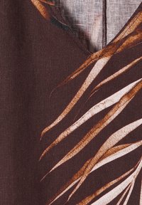 Tissu marron avec un motif diagonal de rayures texturées plus claires, doté d'un profond col en V et d'une finition de couture soignée.