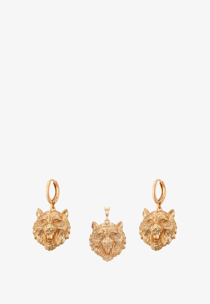 Ein goldfarbener Schmuckset mit zwei Ohrringen in Form von Wolfsköpfen und einem passenden Anhänger in Wolfskopf-Design, detailliert und texturiert.
