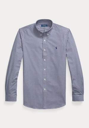 Cămașă cu mâneci lungi și nasturi, cu model gingham albastru și alb, guler cu nasturi și un logo mic brodat pe pieptul stâng.