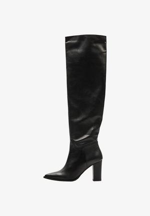 Knöchelhöhe schwarze Lederstiefel mit glatter Textur, spitz zulaufender Zehenpartie und Blockabsatz, die ein minimalistisches Design ohne sichtbare Beschläge aufweisen.