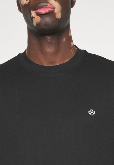 sandro CROSS - Camiseta básica - noir