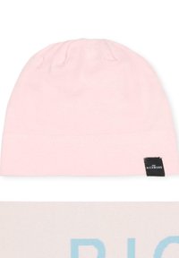 Cappello lavorato a maglia di colore rosa chiaro con corona arricciata. Presenta un'etichetta nera con testo bianco. Texture morbida, design semplice e forma aderente.