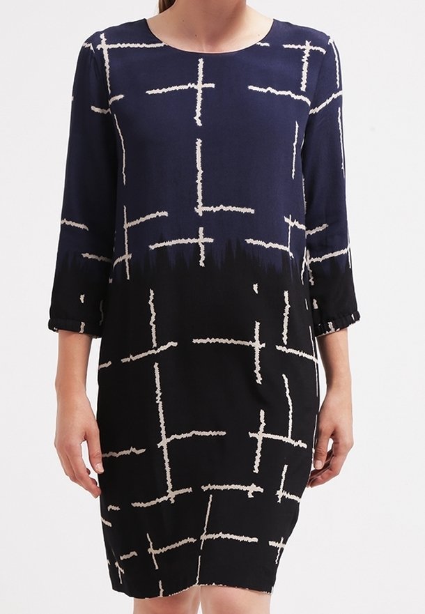 Mekko, jossa on laivastonsininen ja musta väri valkoisella abstraktilla ristikuvioinnilla, kolmannen osan hihoilla ja pyöreällä kaula-aukolla. Pehmeä, kevyt kangas, jolla on sile ä tekstuuri.