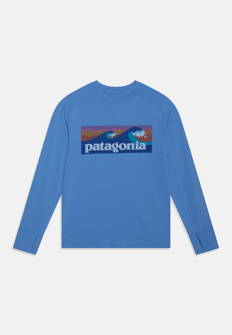 Långärmad blå skjorta tillverkad av ett mjukt tyg med en färgglad rektangulär grafik med vågor och berg, centrerad logotyptext.