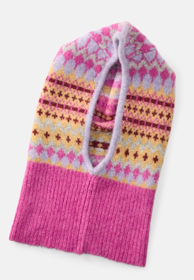 Pletená balaklava s otvoreným dizajnom v tvári. Obsahuje ružové, žlté a fialové odtiene s geometrickými vzormi a rebrovanou textúrou na spodnej strane.