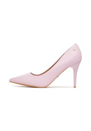 Roze leren pumps met hoge hak, puntige neus, slanke hak en een klein goudkleurig hartaccent aan de achterkant. Gladde textuur, elegant ontwerp.