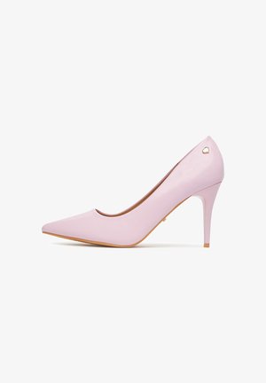 Roze leren pumps met hoge hak, puntige neus, slanke hak en een klein goudkleurig hartaccent aan de achterkant. Gladde textuur, elegant ontwerp.