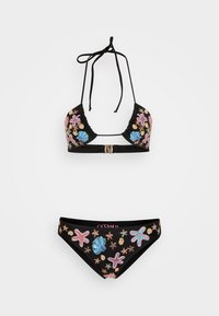 Μαύρο μπικίνι με τριγωνικό τοπ διακοσμημένο με πολύχρωμα αστερίες και κοχύλια, και αντίστοιχο κάτω μέρος με παρόμοιες διακοσμήσεις και λογότυπο.