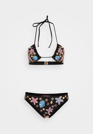 Fekete bikini, háromszög alakú melltartóval, színes tengeri csillagokkal és kagylókkal hímzett díszítéssel, valamint hozzá illő alsó résszel hasonló díszítéssel és logóval.