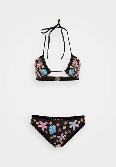 Must have ujumiseks must bikiin, millel on kolmnurkne ülaosa, kaunistatud värviliste meritähtede ja kestade tikanditega, ning sobivad aluspüksid sarnaste ornamentide ja logoga.