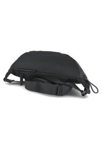 Borsa a spalla nera in nylon con forma curva, tracolla regolabile, chiusura a zip e finitura texturizzata. Presenta anelli laterali e hardware minimal.