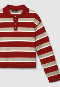 Pull tricoté rayé rouge, beige et blanc avec un col et trois boutons bruns au niveau du cou. Texture douce, ourlet et poignets côtelés.