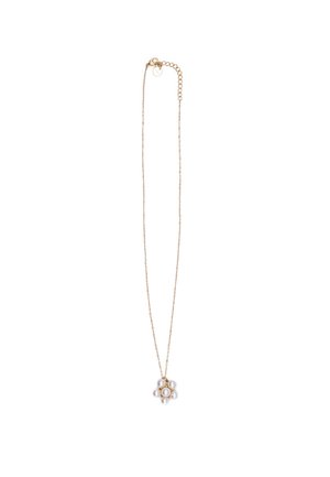 Collana in oro con pendente a forma di fiore decorato con perle bianche, che presenta una superficie liscia e una finitura lucida.