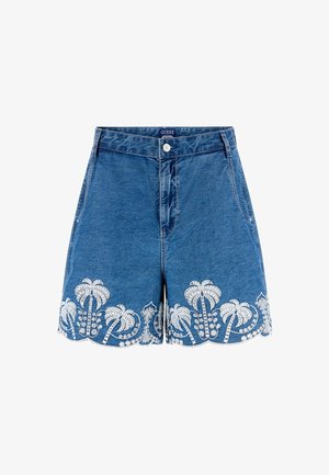Short en jean bleu avec motifs de palmiers brodés blancs le long de l'ourlet festonné, bouton à l'avant et poches latérales.
