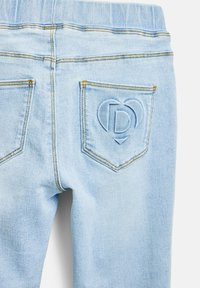 Světle modré džíny z denimu s elastickým pasem, dvěma zadními kapsami a vyraženým detailem srdce a písmena na pravé kapse.