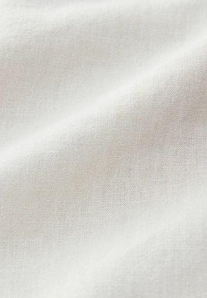 Bijeli platneni materijal s glatkom teksturom, koji sadrži suptilan uzorak tkanja. Površina ima lagan i prozračan izgled.