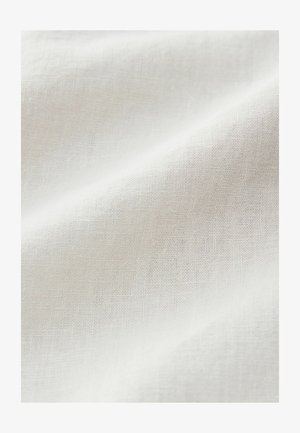 Tessuto di lino bianco con una texture liscia, caratterizzato da un sottile motivo di intreccio. La superficie ha un aspetto leggero e arioso.
