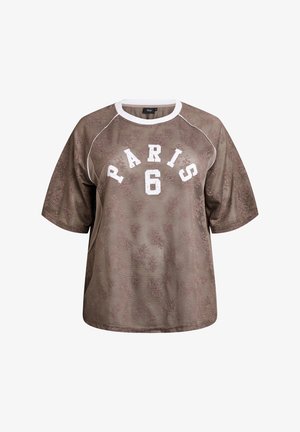 Brązowy, oversize t-shirt z teksturowanym wzorem, białym nadrukiem "PARIS 6" oraz kontrastowym białym dekoltem i brzegami rękawów. Krótkie rękawy.
