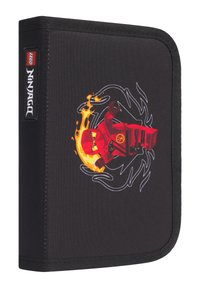 Czarna teczka z tkaniny z czerwonym bohaterem Ninjago otoczonym przez płomienie i wirujący wzór, z nadrukowanym logo i wzmocnionymi brzegami.