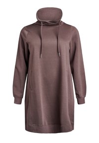 Brun sweatshirtklänning med hög krage, långa ärmar, en framficka och snörning i halsen. Mjuk, slät tygkänsla.