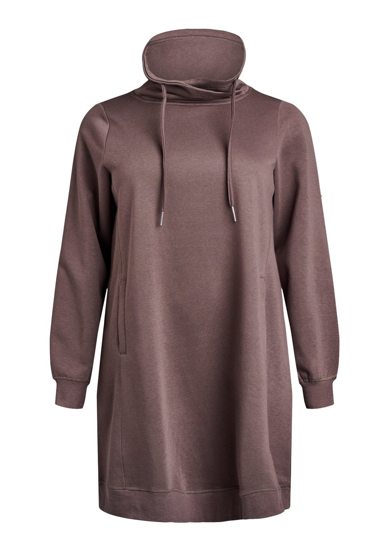 Brun sweatshirtklänning med hög krage, långa ärmar, en framficka och snörning i halsen. Mjuk, slät tygkänsla.