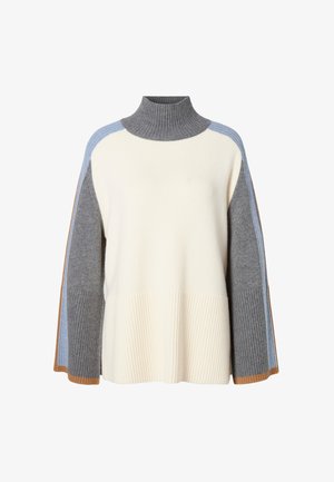 Krémový rolákový sveter so žíhanou textúrou, s farebnými blokmi na rukávoch v odtieňoch sivej, modrej a hnedej, ktoré vytvárajú výrazný vrstvený vzhľad.