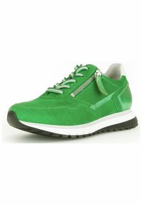 Zapatillas de ante verde con suela blanca y negra, parte superior texturizada, acento con cremallera en el lateral y cordones verdes a juego.