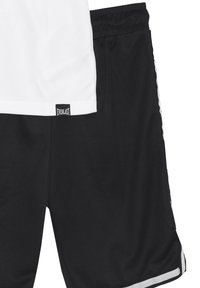 Pantaloni corti sportivi neri con accenti bianchi, caratterizzati da un tessuto texturizzato e una cintura elastica. Patch con logo vicino all'orlo.