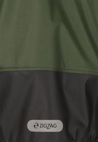Waterproof jack met een olijfgroene bovenkant en een zwarte onderkant, met een gladde textuur en een zichtbaar "ZIGZAG" logo.