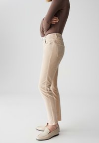 Beige katoenen chino's met een slim fit en een gladde textuur, gecombineerd met lichtbeige instap schoenen. De bovenkant is bruin en aansluitend.