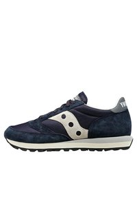 Sneaker blu navy con una combinazione di suede e rete, accenti bianchi, tre dettagli del logo circolari e una suola testurizzata.