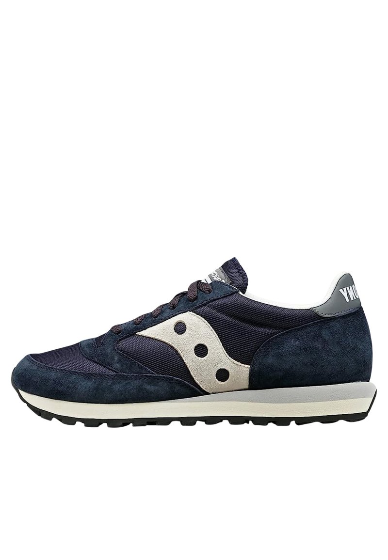 Sneaker blu navy con una combinazione di suede e rete, accenti bianchi, tre dettagli del logo circolari e una suola testurizzata.