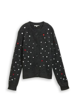 Dunkelgrauer, geknöpfter Cardigan mit verstreuten weißen, roten und hellgrauen Herz- und Punktmustern auf der Vorderseite und den Ärmeln.