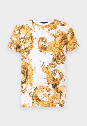 Balta īsroku T-krekls ar zeltaini baroka stila viļņotu un šļakatu rakstu, papildināts ar smalkiem rakstīta tekstu elementiem.