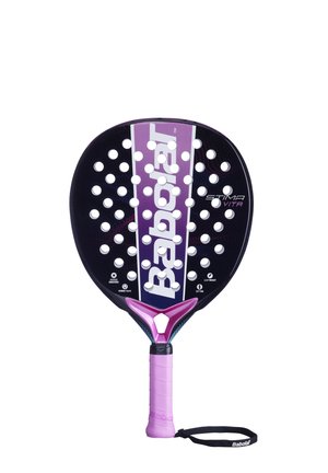 Babolat padelracket med et sort og lilla design, perforeret hoved for greb, tekstureret håndtag og pink gummigreb.