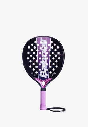Babolat padelracket med et sort og lilla design, perforeret hoved for greb, tekstureret håndtag og pink gummigreb.