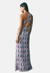 Rochie maxi cu un design cu un umăr, modele vibrante în nuanțe de albastru și roz în formă de valuri, detaliu cu nod la spate și spate deschis. Textură de țesătură fină.